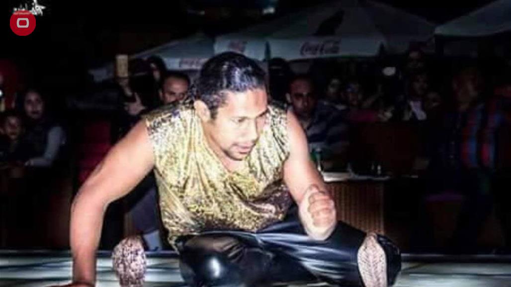 لدغته كوبرا قاتلة.. سوبرمان مصري يصارع الموت بعد عرض مثير