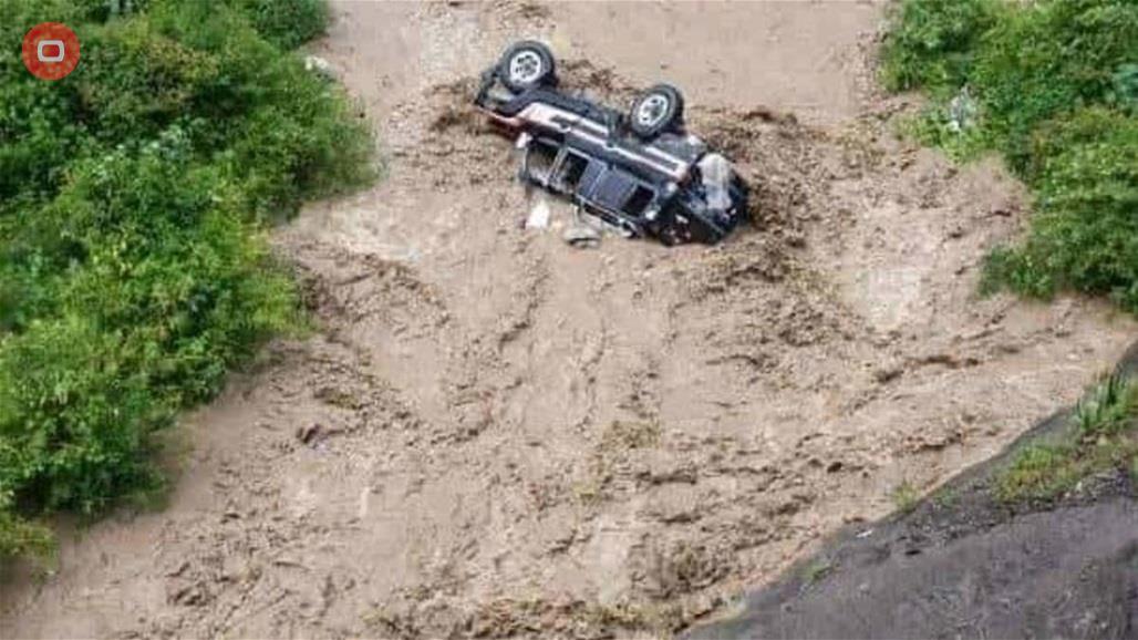 فيديو مأساوي.. غرق امرأة وطفلة بالسيول بعد فشل محاولات انقاذهم