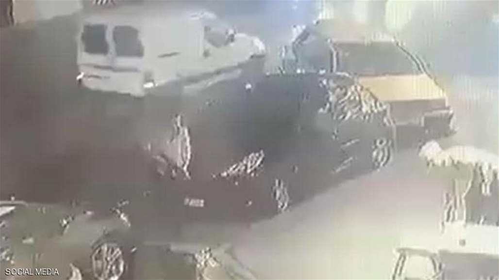 بعد أن أزعجه أحد الأشخاص.. شخص يفتح النار على مقهى (فيديو) 