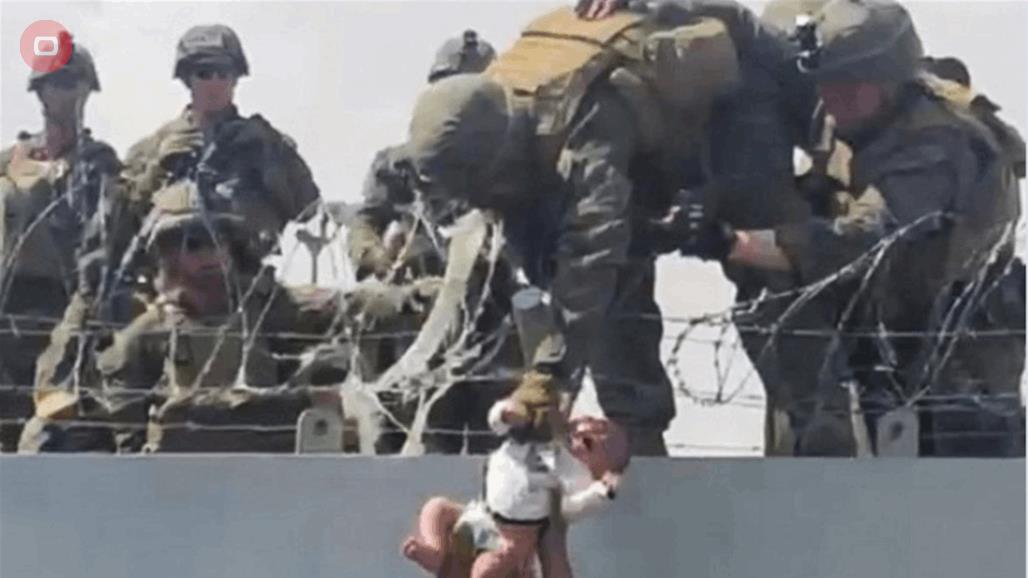 خبر سار عن الرضيع الأفغاني الذي هز العالم بصورته في مطار كابل