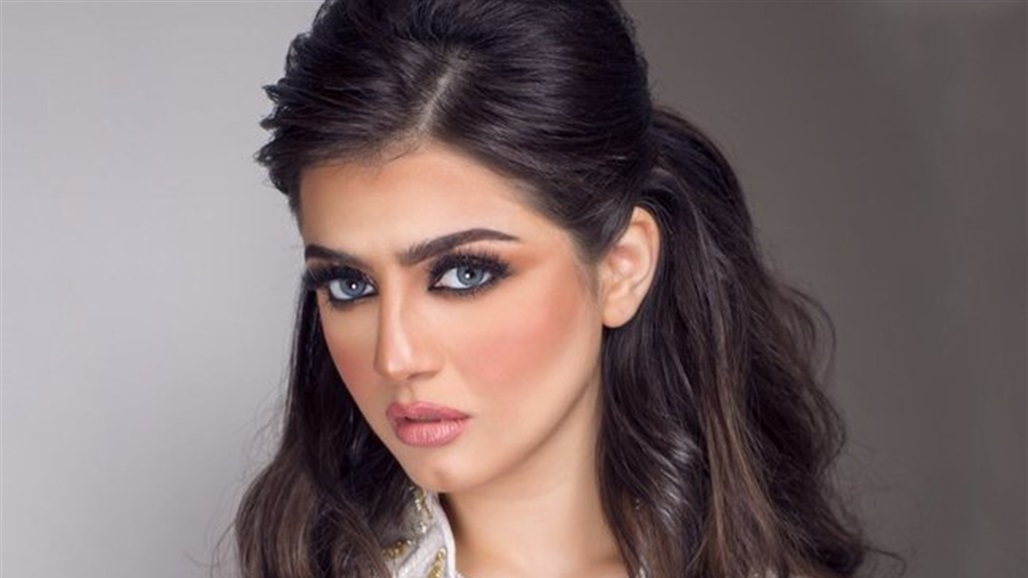 فنانة خليجية تعلن ارتداء الحجاب من داخل المسجد النبوي (فيديو)