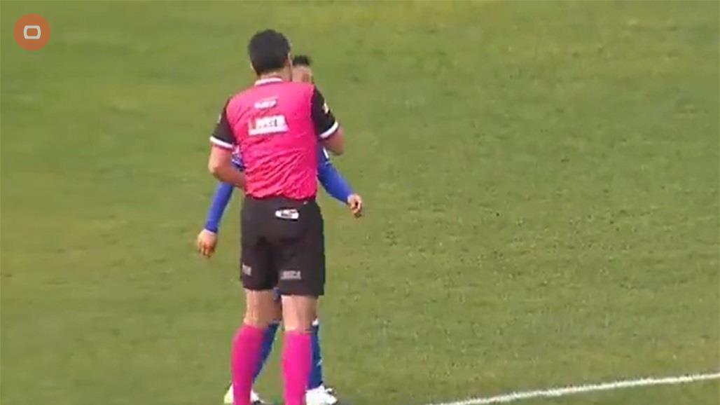 بالفيديو.. حكم "ينطح" لاعباً في مباراة كرة قدم