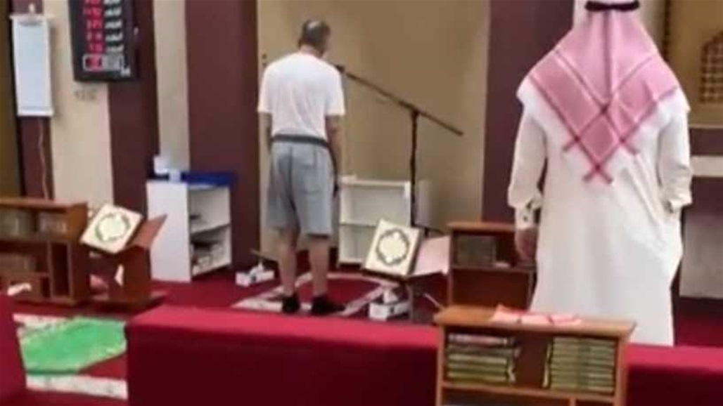 رفع الأذان بملابس غريبة.. مؤذن يثير الجدل في الكويت (فيديو)