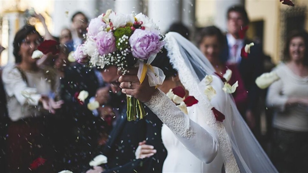 عروسان يرغمان من لم يحضر زفافهما على دفع تكاليف حجز مكانه!