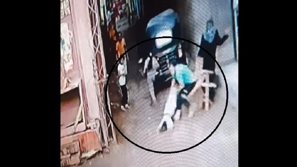 شاب ينقذ طفلا من موت محقق (فيديو)