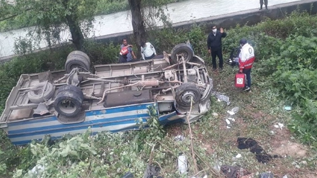 مصرع واصابة 22 شخصا بتحطم حافلة غربي إيران