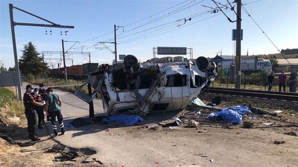 فيديو يوثق لحظة تصادم قطار بسيارة وسقوط ضحايا في تركيا
