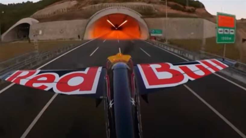 دخل موسوعة غينيس للأرقام القياسية.. فيديو يحبس الأنفاس لطيار مغامر 