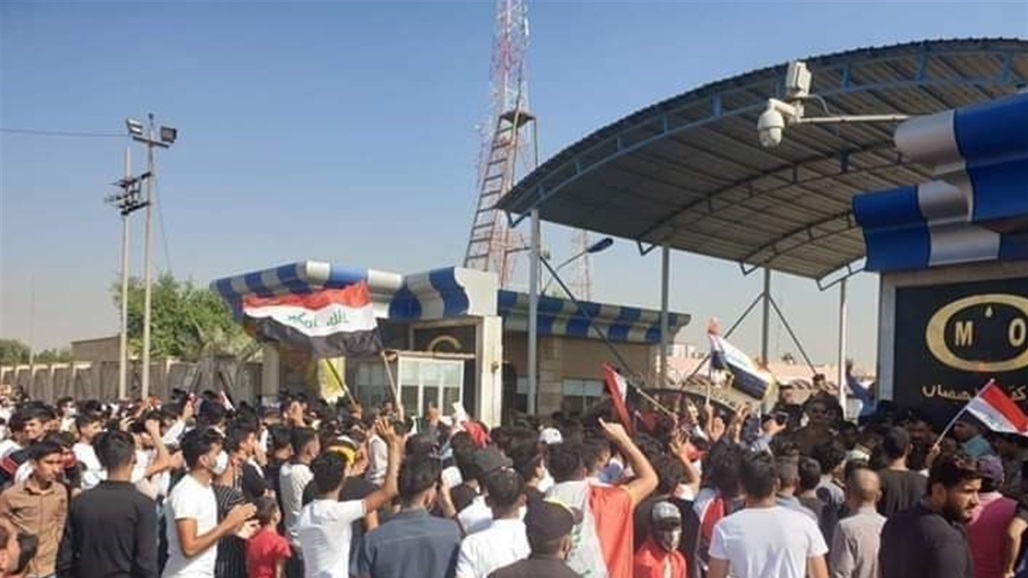 اصابات في صفوف المهندسين المتظاهرين امام مبنى محافظة ميسان (فيديو)