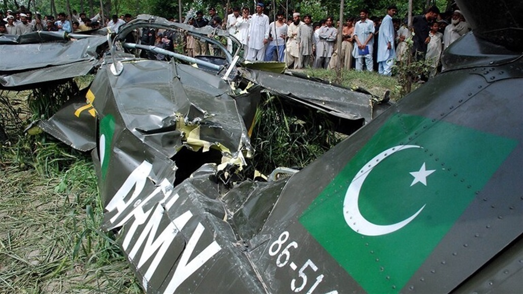 مصرع طيار بتحطم طائرة تدريب لسلاح الجو الباكستاني (فيديو)