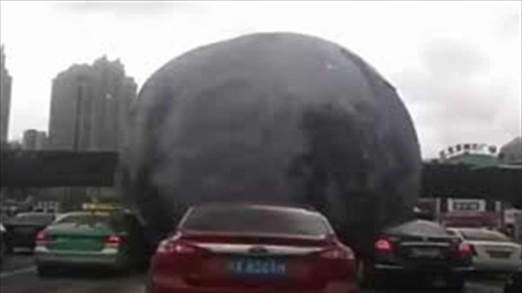 كرة عملاقة تخرج عن السيطرة في شوارع الصين (فيديو)