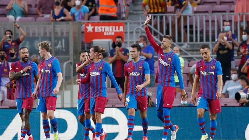فتاتان تبكيان بعد حصولهما على توقيع نجم برشلونة (فيديو)