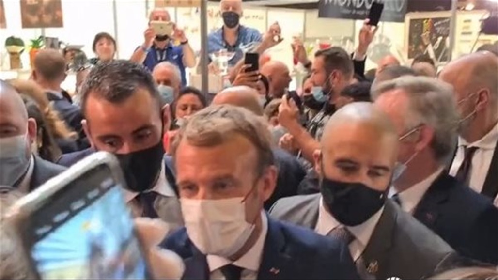 في موقف محرج جديد.. محتج يرشق ماكرون ببيضة (فيديو)