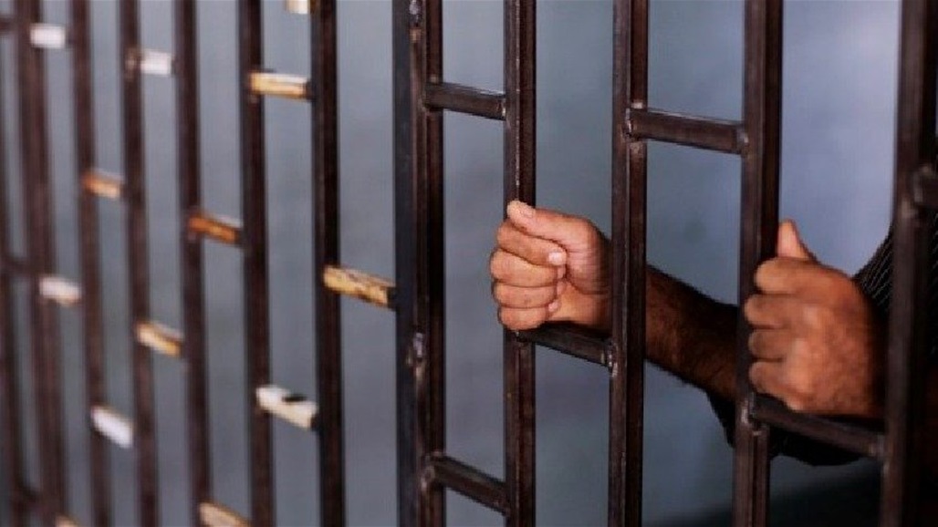 موظف يتقاضى أكثر من 200 ألف دولار وهو داخل السجن!