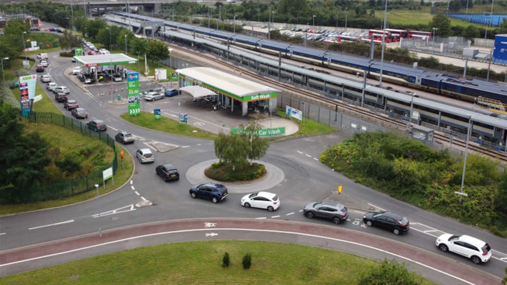 ازمة الوقود تتفاقم في بريطانيا.. طوابير تصل لأميال والبعض ينامون في سياراتهم 