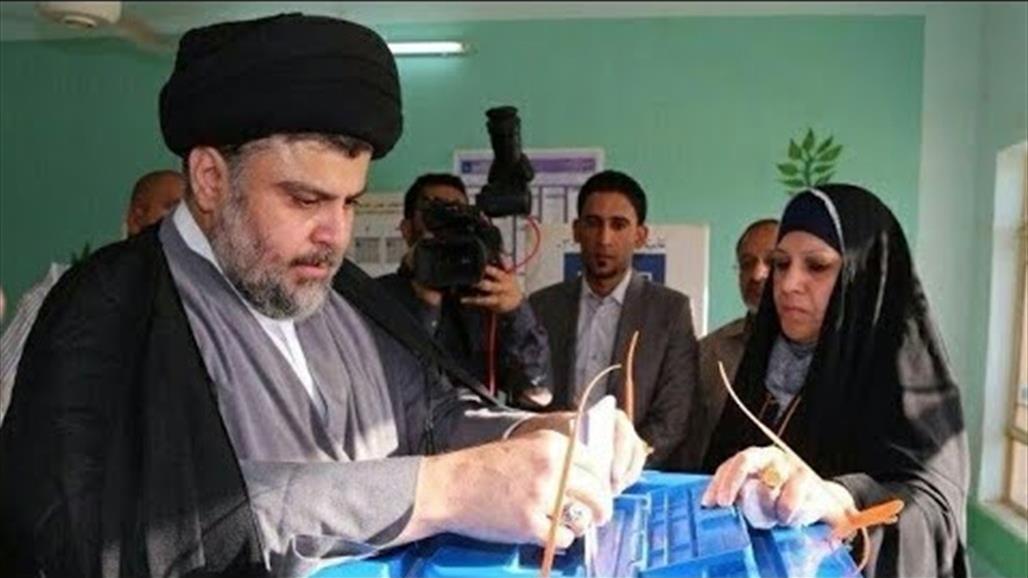 الصدر يصل إلى احد مراكز الاقتراع في النجف للادلاء بصوته 