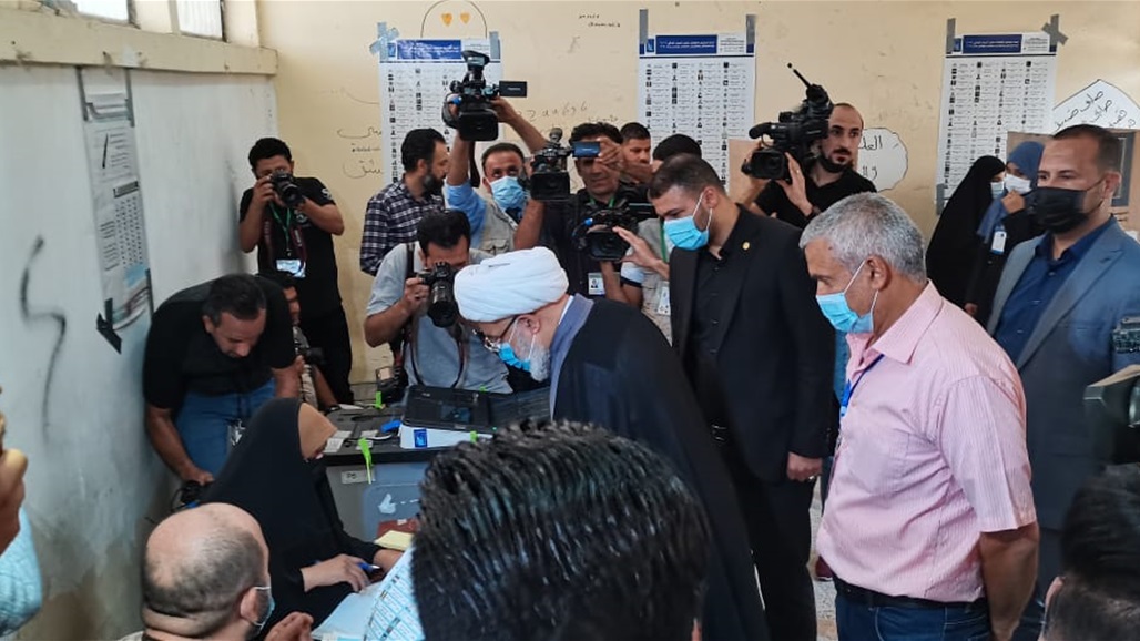 ممثل المرجعية الدينية يدلي بصوته في الانتخابات النيابية (صور)
