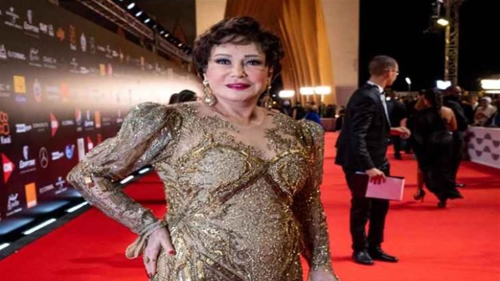 لحظة سقوط فنانة مصرية على خشبة مسرح الجونة (فيديو)