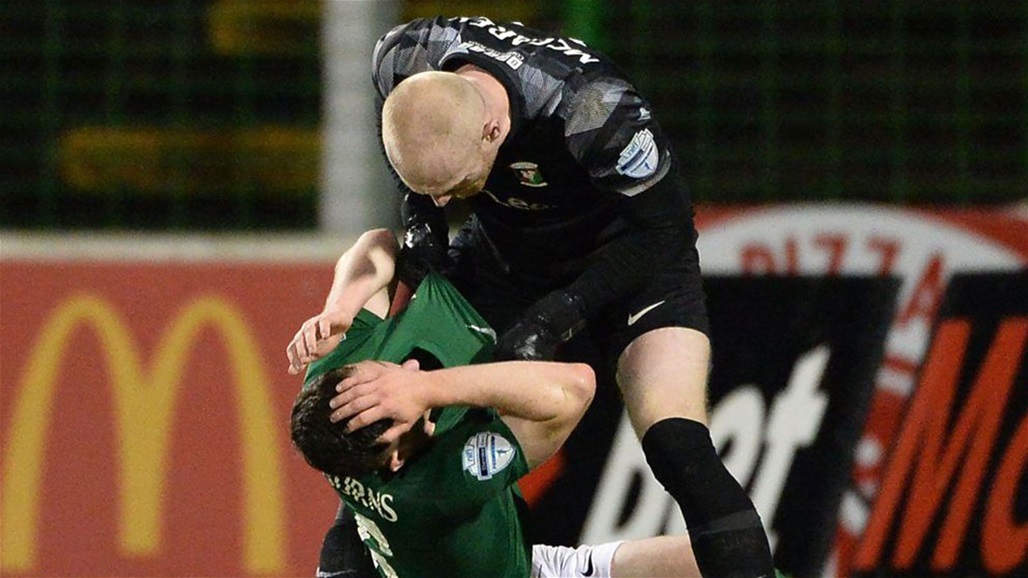 حارس مرمى ينهال بالضرب على زميله لتسببه في هدف التعادل (فيديو)