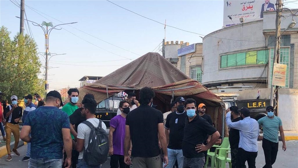 محتجون ينصبون سرادق الاعتصام أمام الخضراء وسط بغداد (صور)