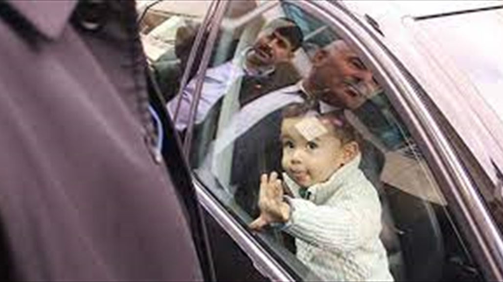 طفل يعلق داخل سيارة مقفولة وذكاؤه ينقذه (فيديو)