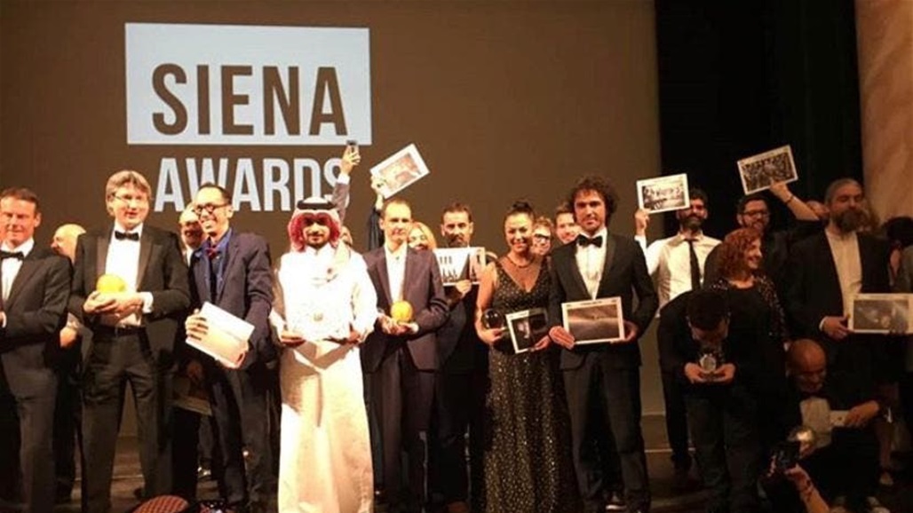 صورة مؤلمة لأب سوري وابنه تفوز بصورة العام لجوائز سيينا الدولية