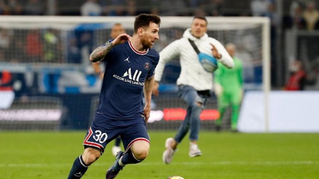 مشجع يطارد ميسي ويعطل هجمته المرتدة في كلاسيكو فرنسا (فيديو)