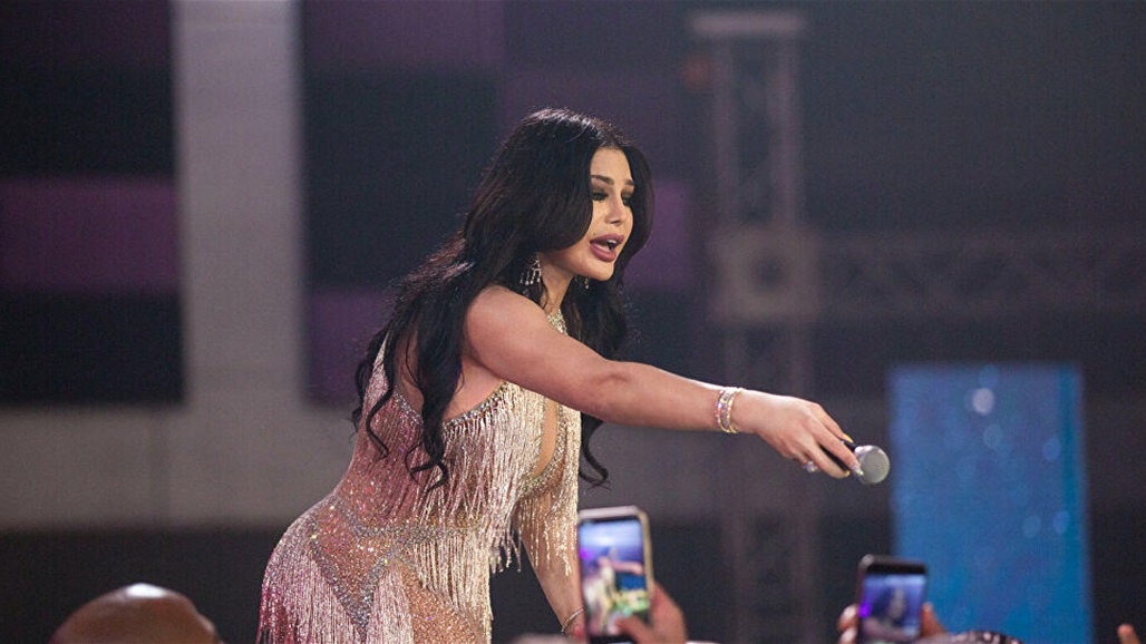 بالفيديو: هيفاء وهبي تشعل المسرح في بورسعيد 
