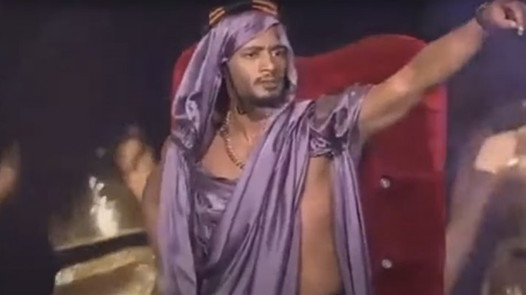 بالفيديو.. محمد رمضان يفجر أزمة بالسعودية بظهور شبه عاري 
