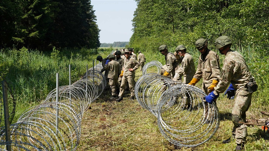 بولندا تعلن احتجاز 100 مهاجر حاولوا التسلل إلى أراضيها من بيلاروس