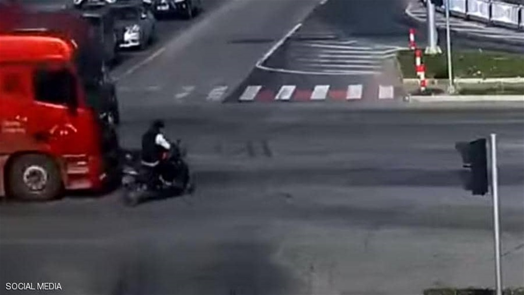 حادث مرعب.. نجاة سائق دراجة نارية من الموت بأعجوبة (فيديو)