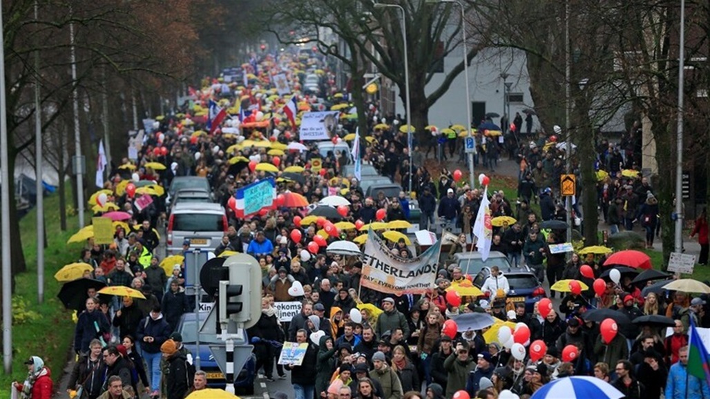 تظاهرات حاشدة احتجاجاً على قيود كورونا في مدينة أوروبية