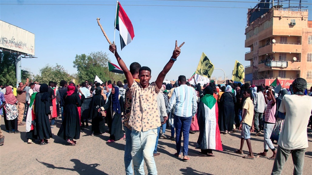 السودان.. الشرطة تطلق الغاز على المتظاهرين قرب القصر الرئاسي