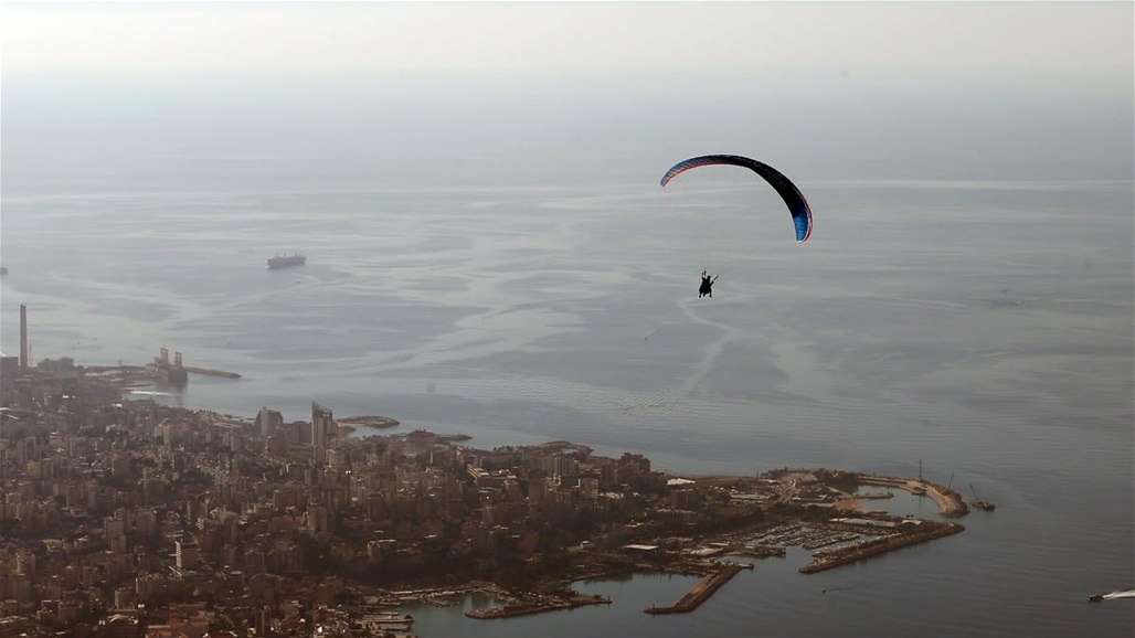 عمره 87.. مغامر يحلق فوق جبال لبنان
