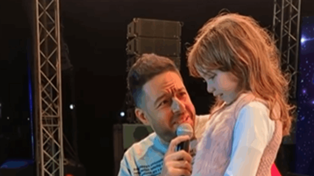 محمد حماقي مع طفلة على المسرح يثير تفاعلا لدى الجمهور(فيديو)