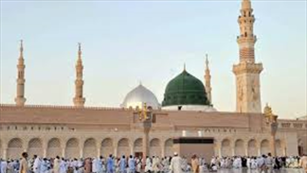 طرد ممثل مصري شهير من أمام قبر الرسول (ص).. والسبب؟ (فيديو) 