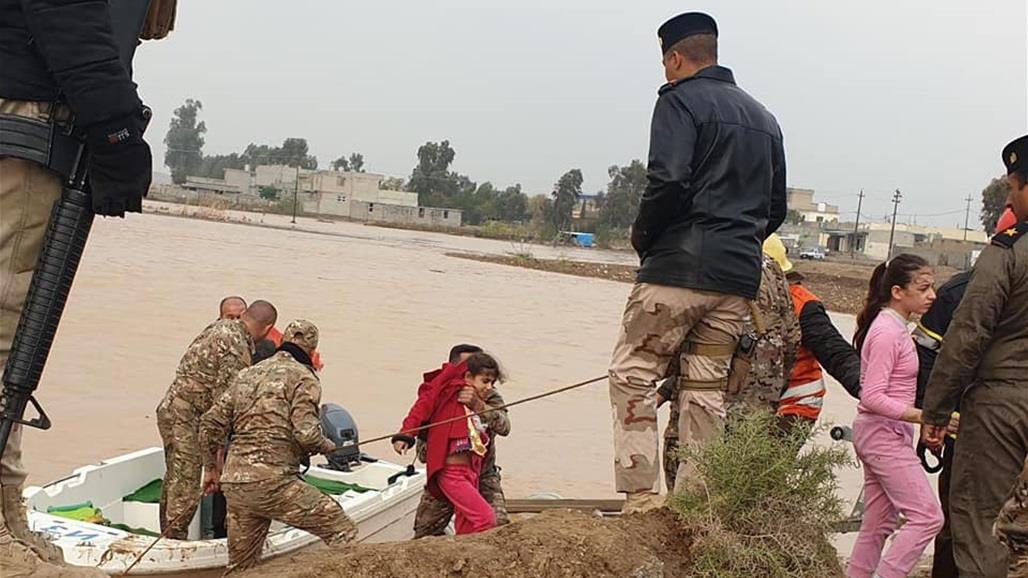 انقاذ عائلة حاصرتها السيول في كركوك (صور) 