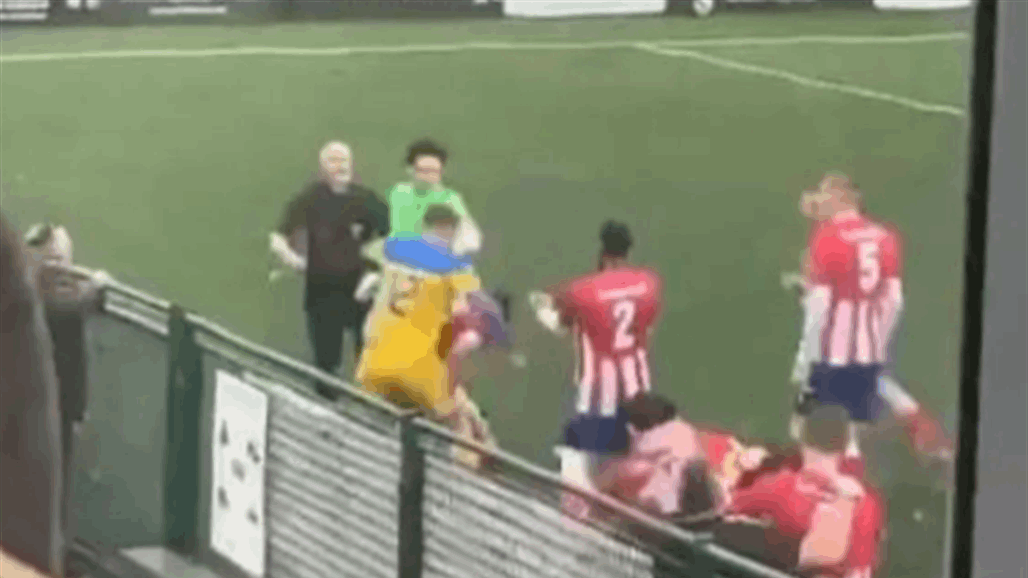 لاعب كرة يستعرض مهاراته على "وجه" الفريق الخصم! (فيديو)