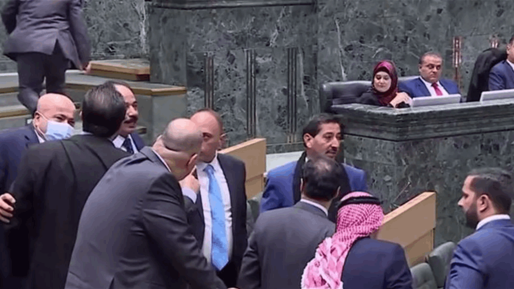 بسبب "كلمة".. عراك بالأيدي في البرلمان الأردني 