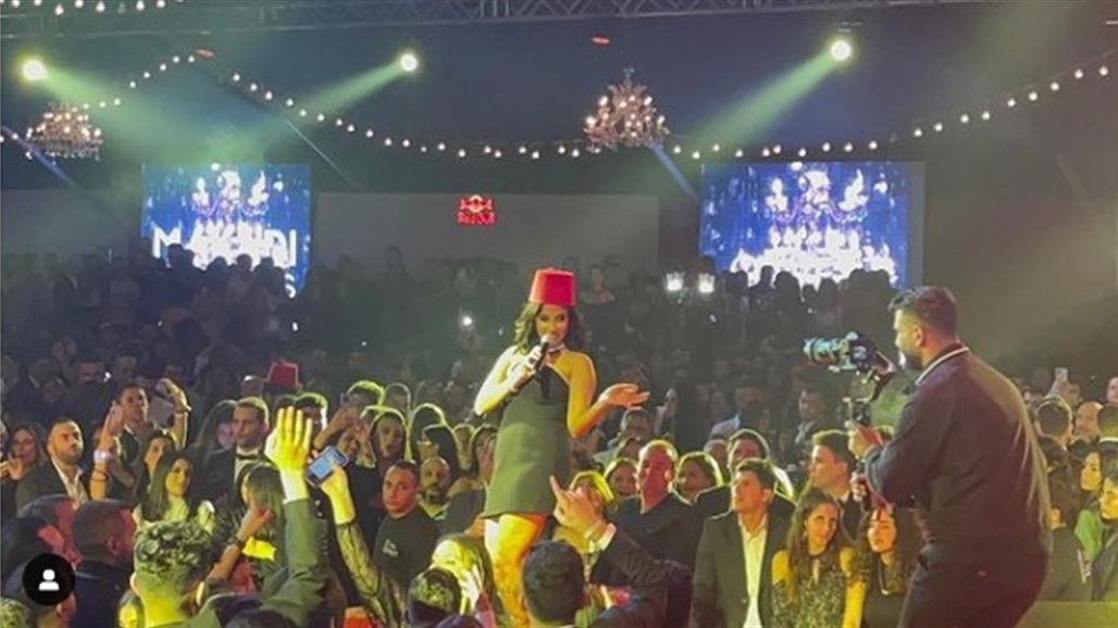 روبي تشعل المسرح بلباس جريء ورقص مثير