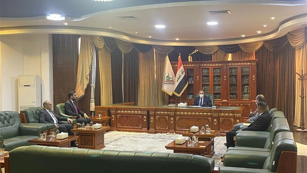 الكاظمي يعقد اجتماعاً موسعاً مع مدراء الدوائر بالنجف 