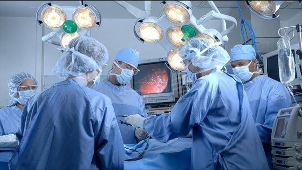 جراحة نادرة.. أطباء يستأصلون ورمًا كبيرًا من مخ طفلة