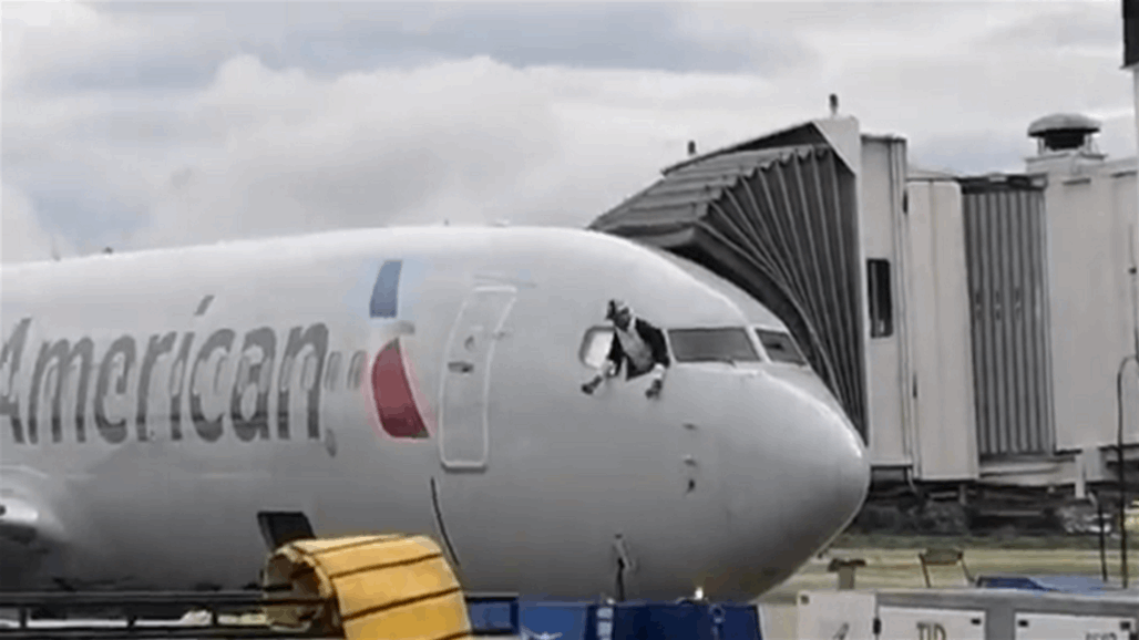 فوضى داخل طائرة أمريكية بعد محاولة احد الركاب القفز من نافذتها! (فيديو)
