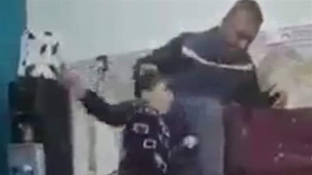 ظهر في فيديو "وحشي".. القبض على أب عذب ابنه بطريقة بشعة في بغداد (فيديو) 