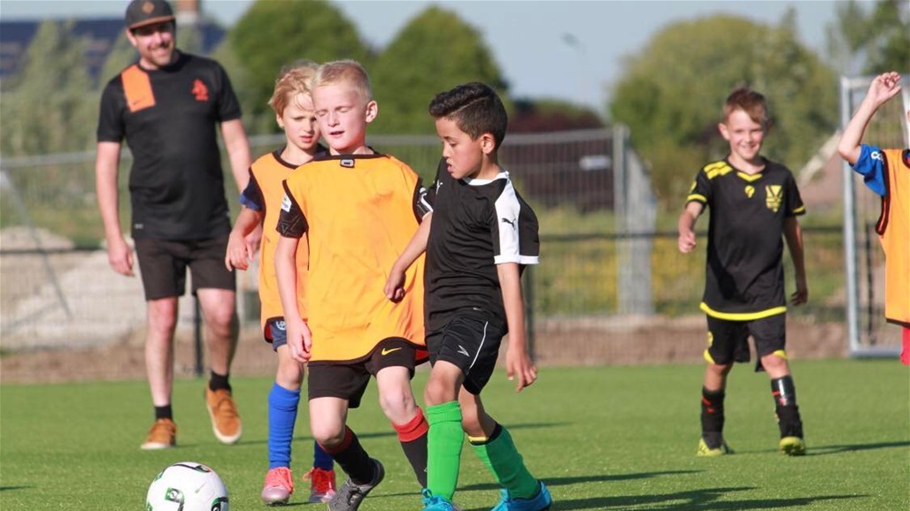 بالصور من أوروبا.. موهبة عراقية كروية واعدة