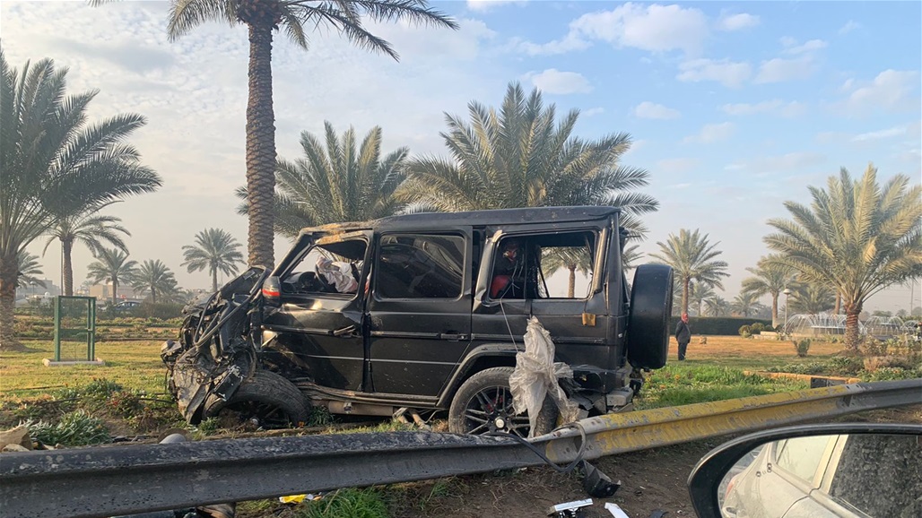 حادث مروري مروع في شارع المطار يتسبب بوقوع العلامة المرورية الوسطية (صور)