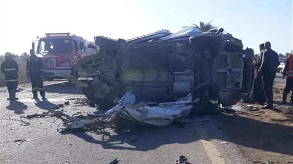 حادث مروري مروع.. وفاة سائق وإصابة 12 راكبا في الديوانية (صور)