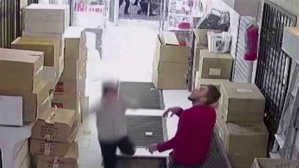 شاب ينجو بأعجوبة بعد سقوطه في فوهة مخزن عميق (فيديو)