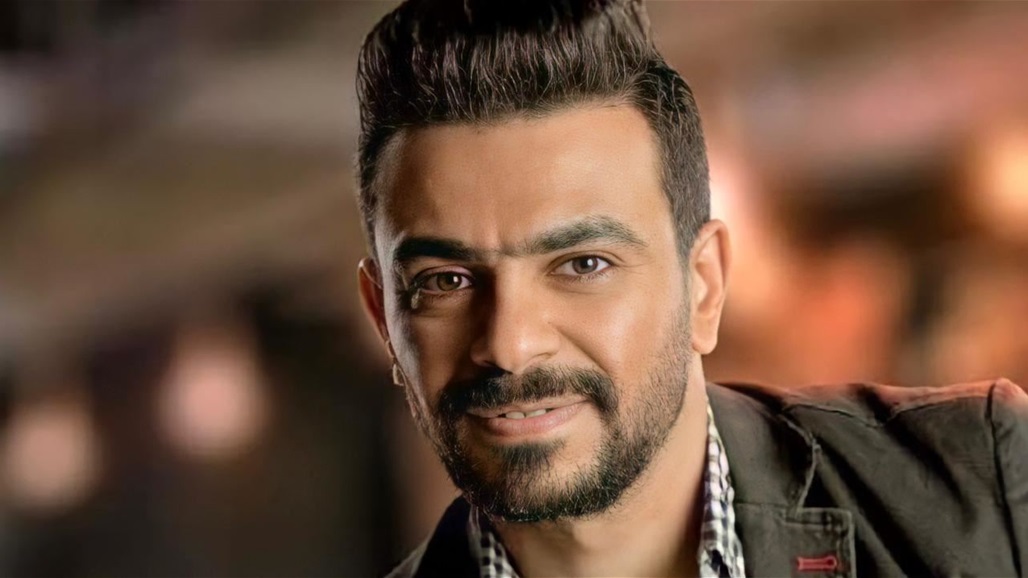 ممثل مصري يبيع مشروبات في سيارته (فيديو)