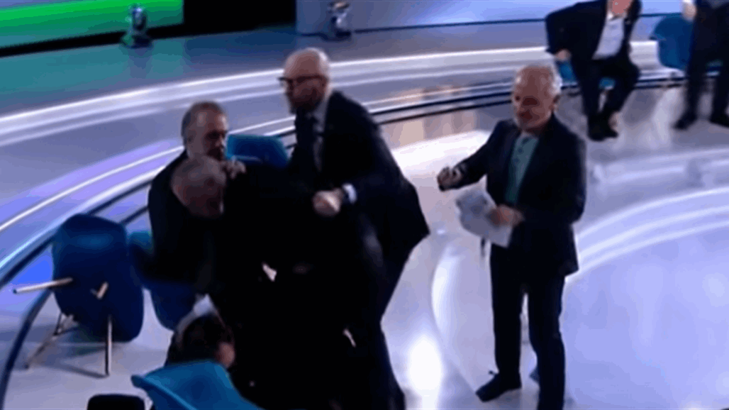 صحفي أوكراني يضرب سياسيا مؤيدا لروسيا على الهواء مباشرة (فيديو)